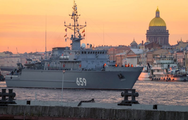 Боевой корабль в Питере на Неве