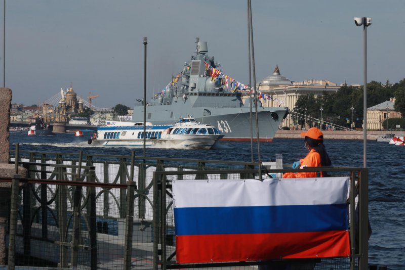 Парусник в Питере на Неве