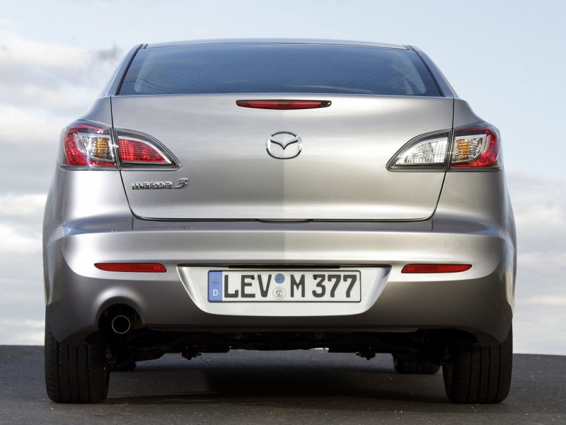 Mazda 3 сзади