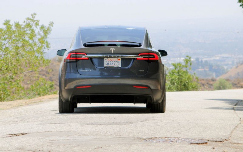 Tesla model 3 сзади