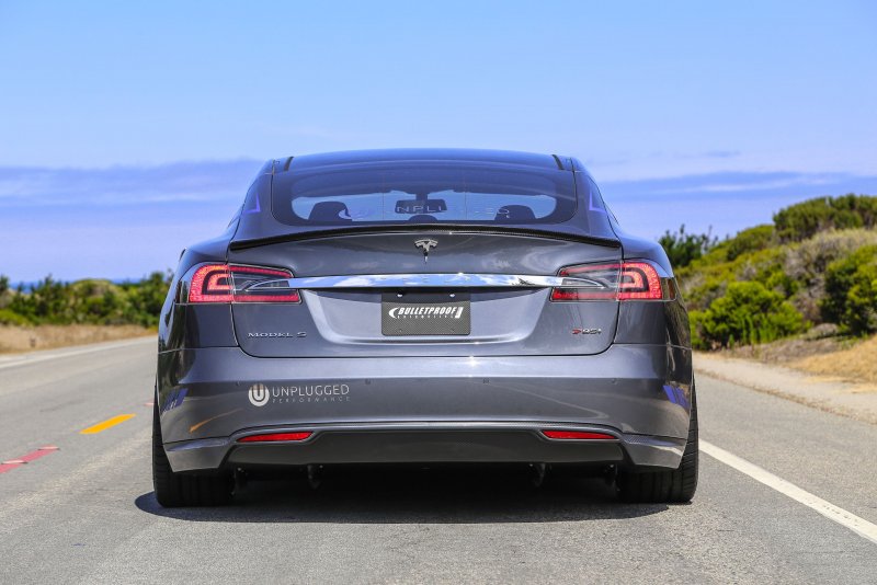 Tesla model 3 сзади