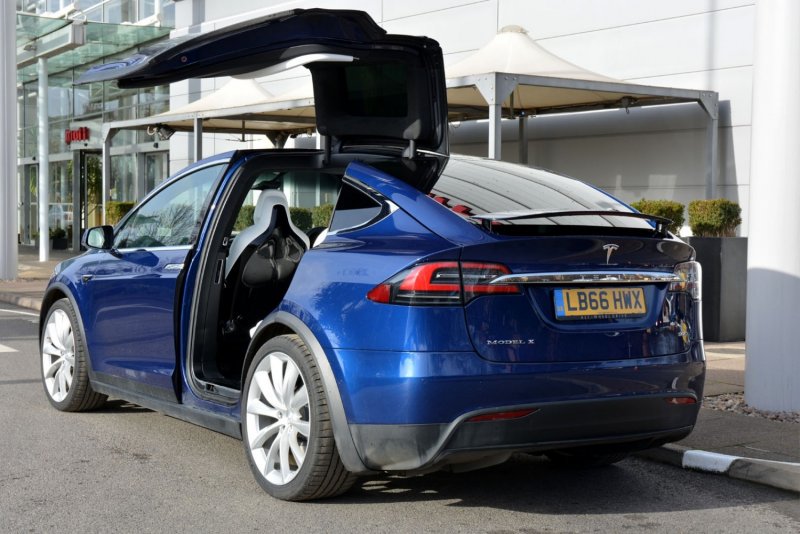 Tesla model x 1000