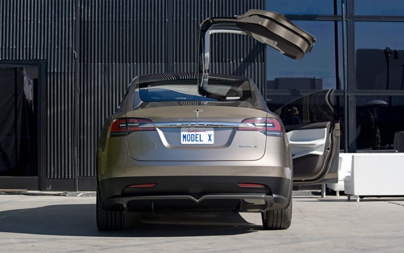 Тесла model x машины сзади