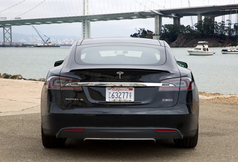 Tesla model 3 сзади