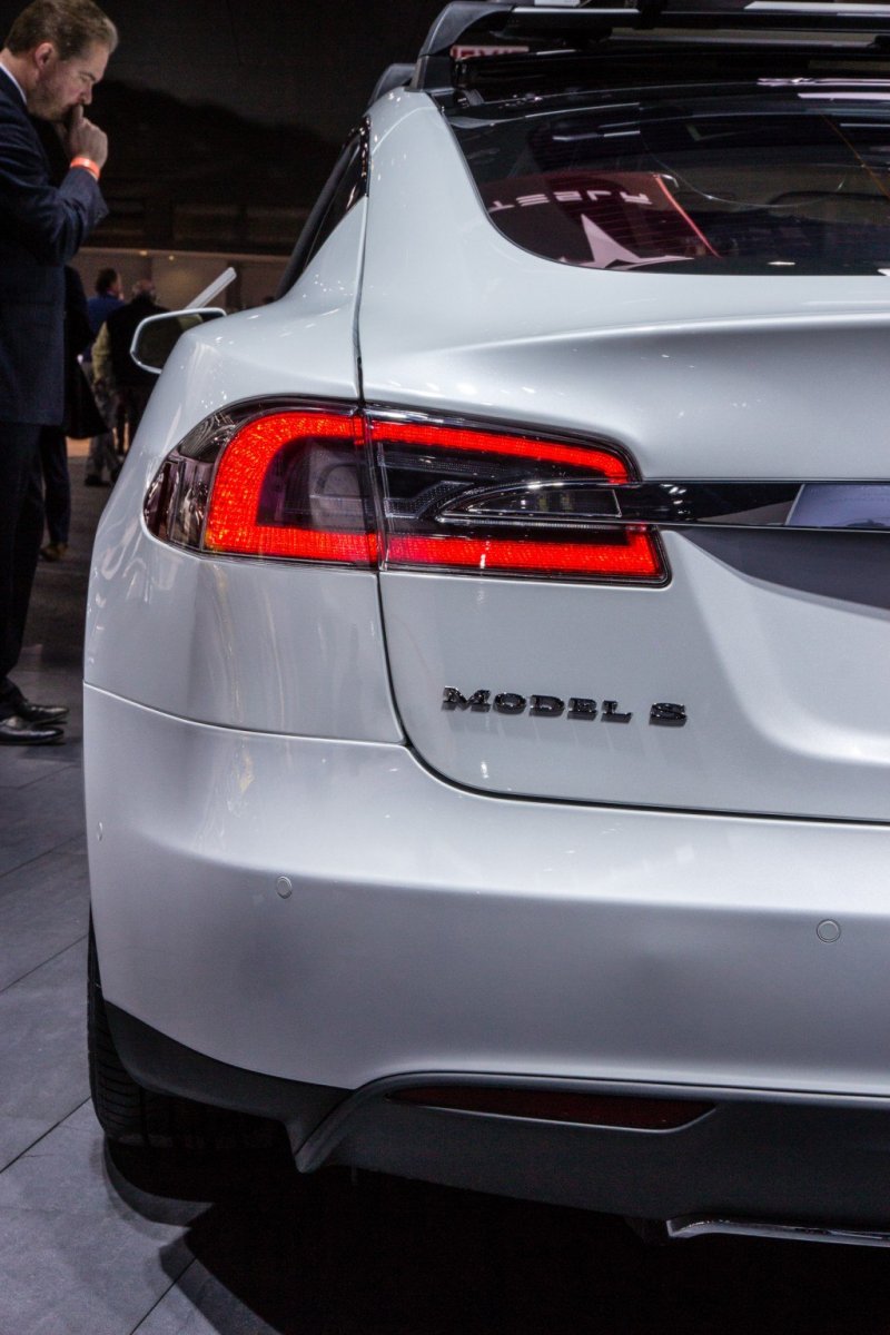 Tesla model s сзади