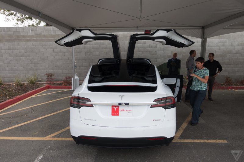Tesla model x сзади