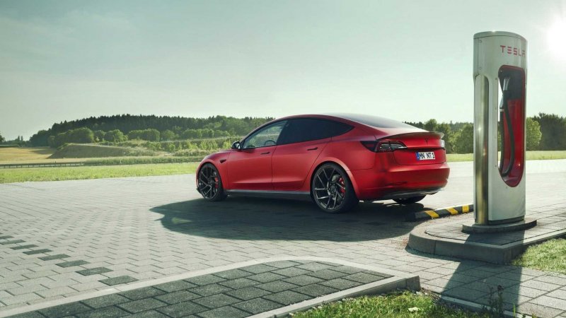 Tesla model 3 сзади