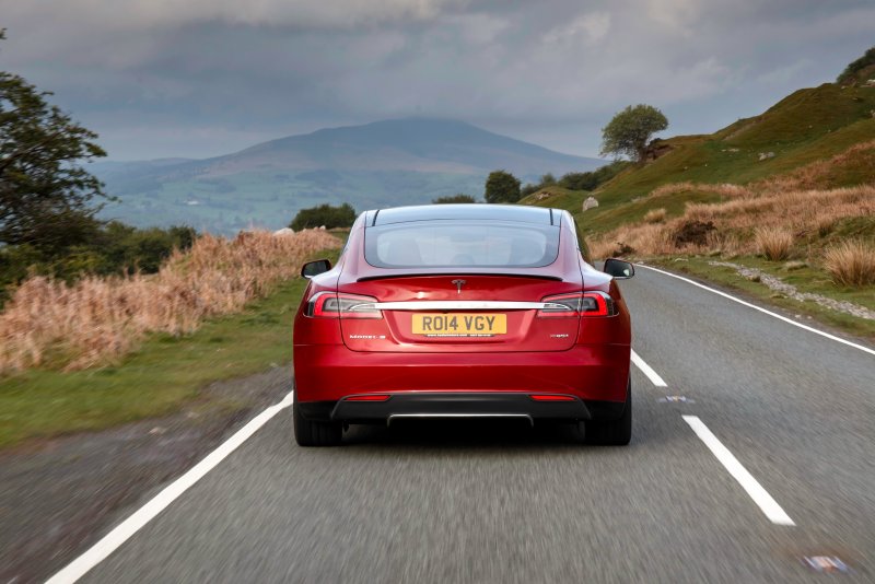 Машина Tesla model s 2014