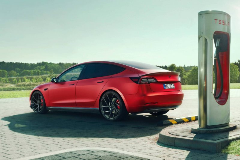 Tesla model 3 вид сзади