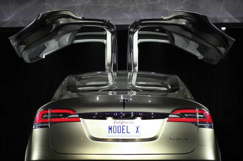 Tesla model x сзади