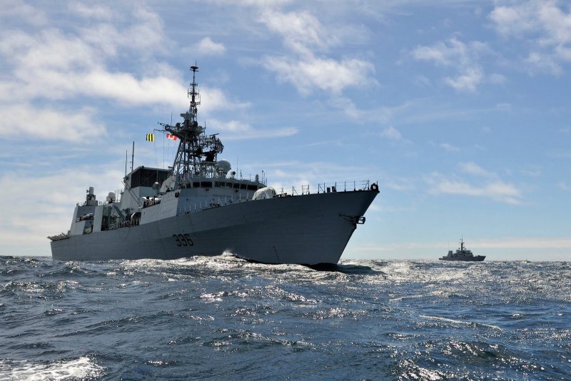 Военный корабль в море