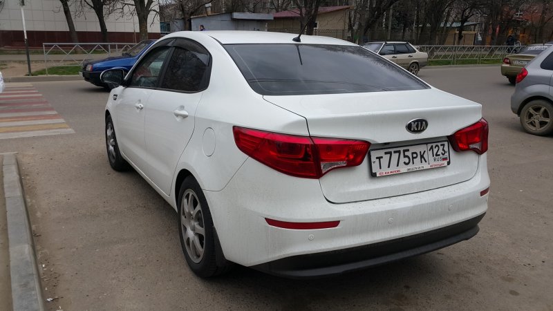 Kia Rio задний вид чёрный номером 738