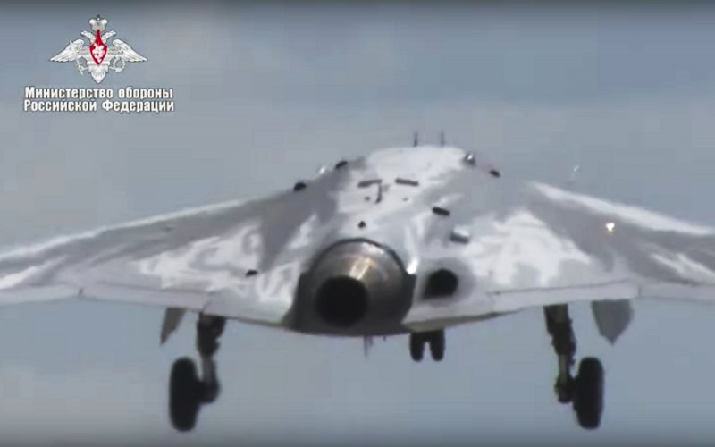 Российский ударный дрон с-70 "охотник"