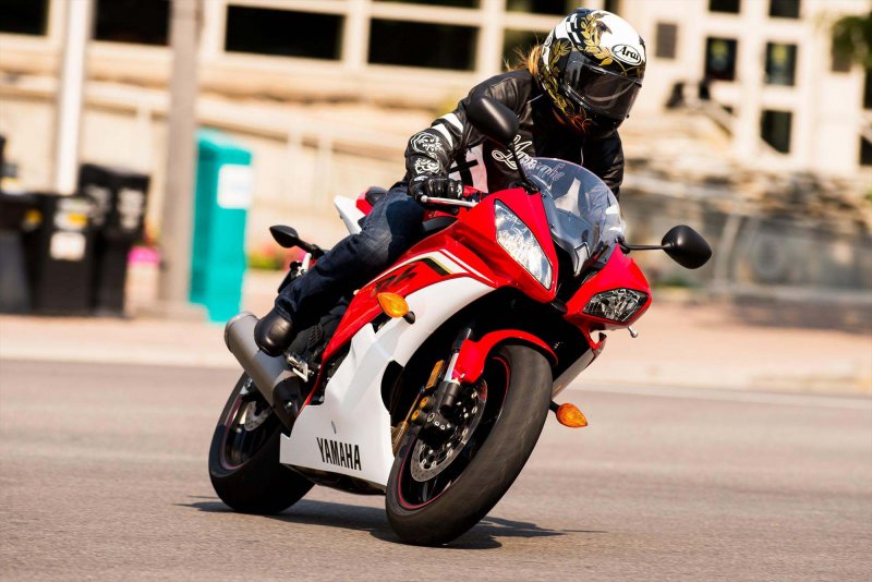 Yamaha r6 с мотоциклистом