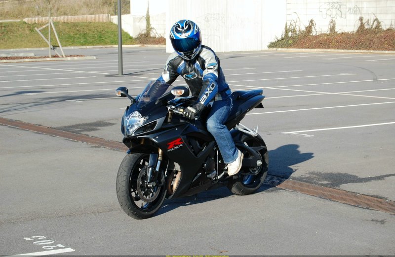 Suzuki GSXR 600 k8 с байкером
