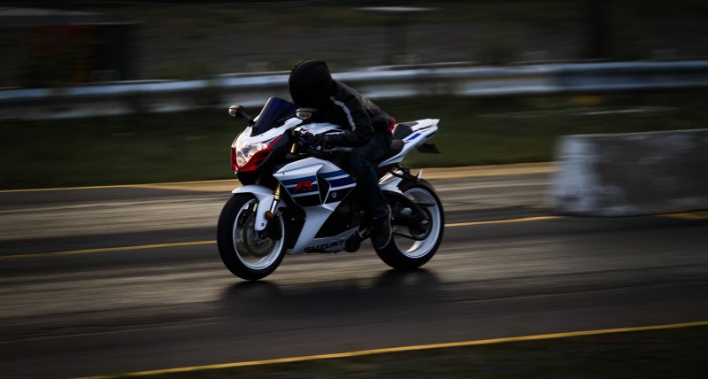 Yamaha r6 черный с мотогонщиком