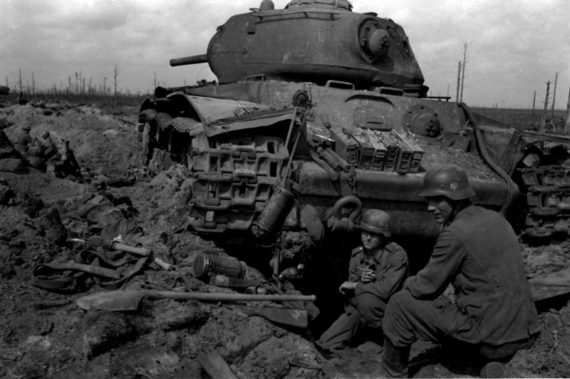 Подбитые танки т-34 и кв-1с 1942