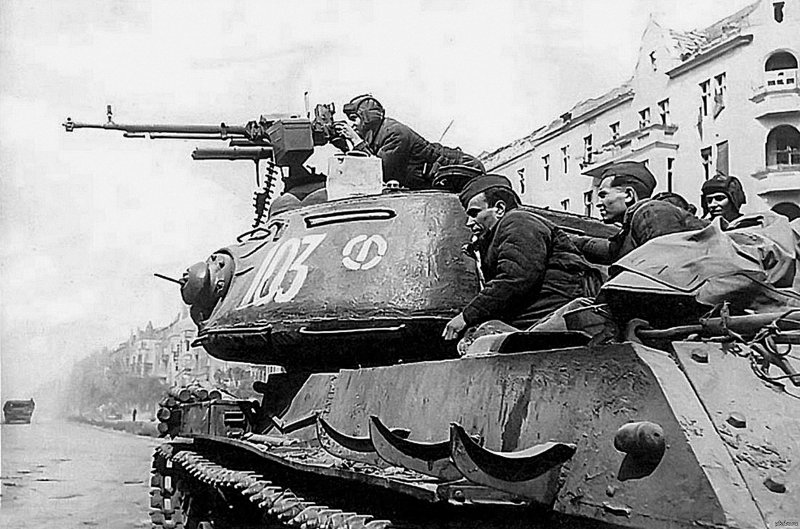 ИС-2 В Берлине 1945