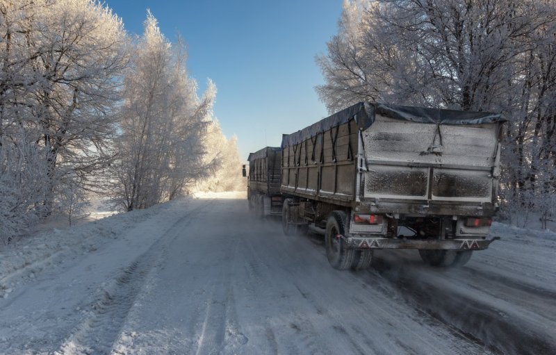 Грузовик зима дорога