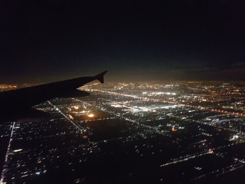 Фото из иллюминатора самолета ночью