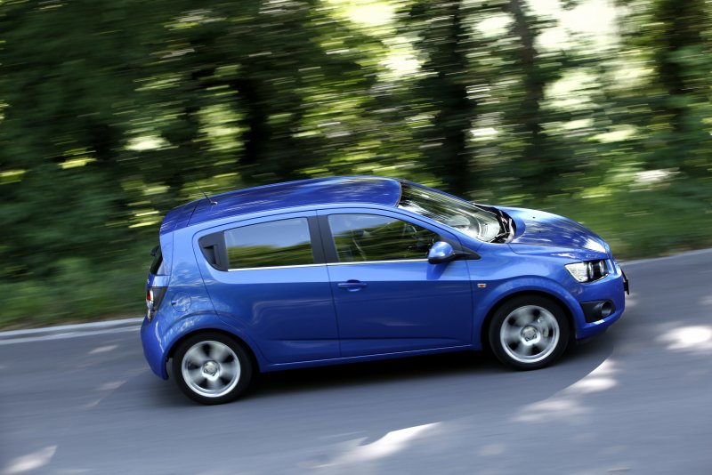 Chevrolet Aveo t300 хэтчбек