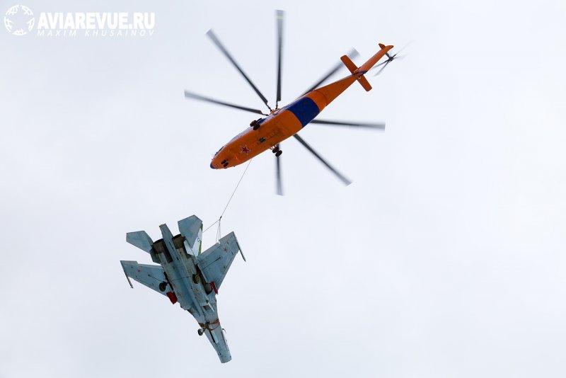 Ми-26 несет истребитель