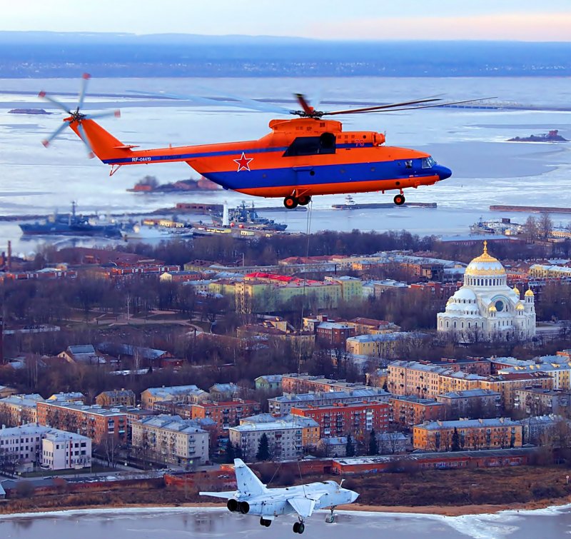 Ми-26 перевозит Чинук