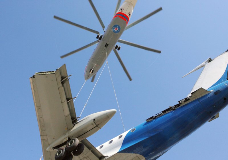Ми-26 транспортирует американский вертолет