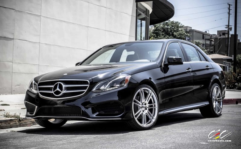 Чёрный Мерседес Бенц е класса