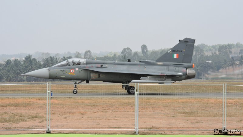 Hal Tejas и Су-30см рядом