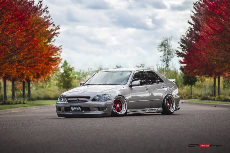 Lexus is 200 стенс