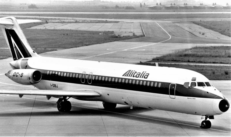 Самолет Дуглас-9 Alitalia