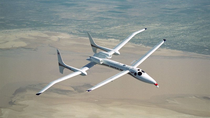 Изогнутое крыло самолета