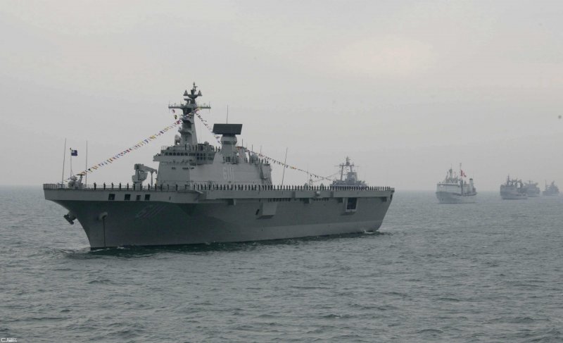 Вертолетоносец Южной Кореи LPH-6112