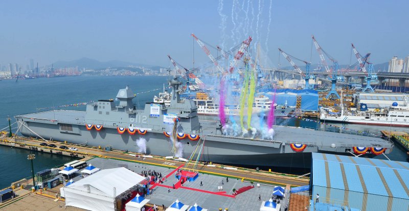 Вертолетоносец Южной Кореи LPH-6112
