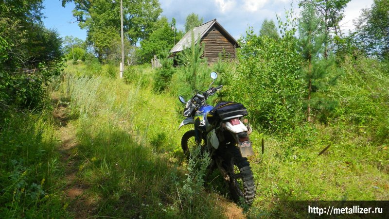 Покатушки на мотоцикле в деревне