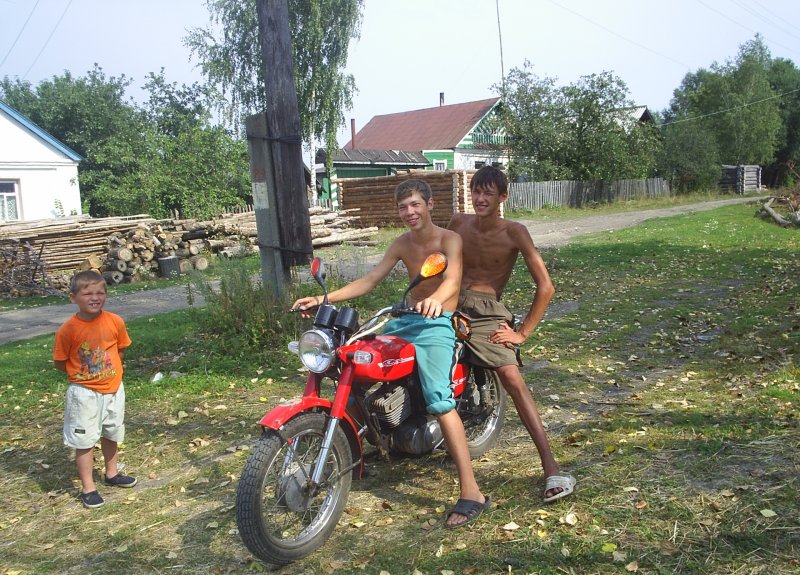 Мотоциклист в деревне
