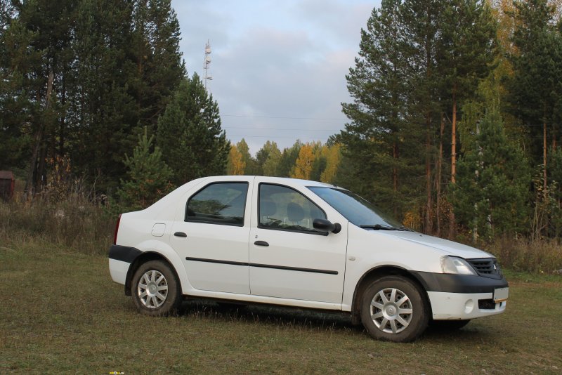 Белый Рено Логан 1 поколения