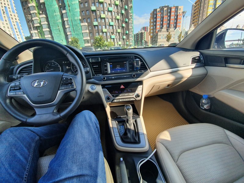 Hyundai Elantra черная