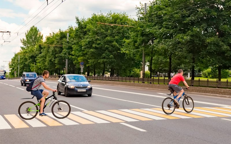 Велосипед на пешеходном переходе