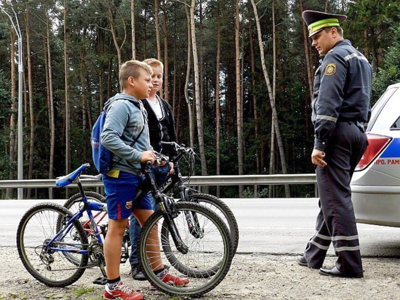 Велосипедист на дороге
