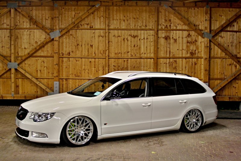 Skoda Superb 2 stance