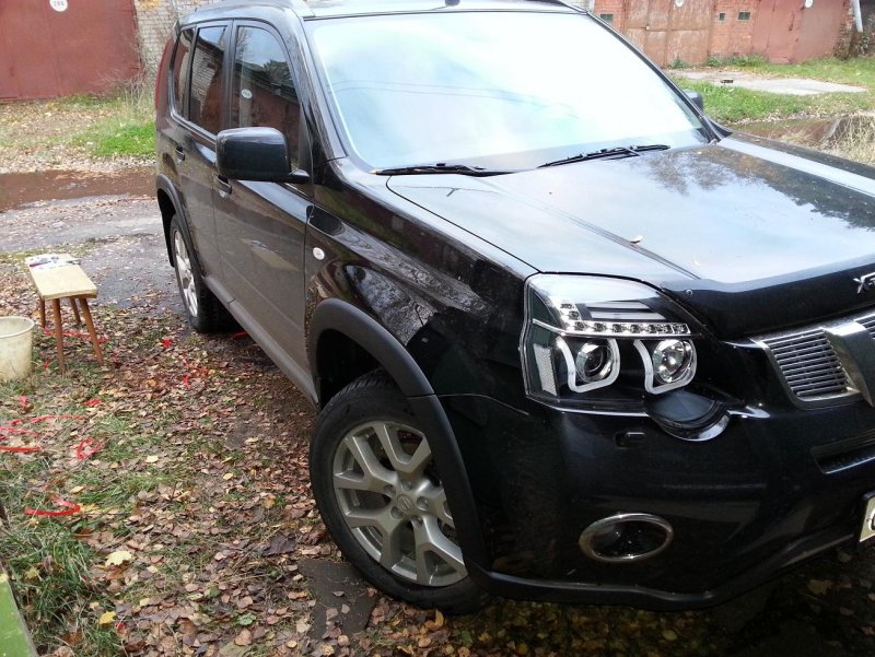 Черные фары Nissan x-Trail t31