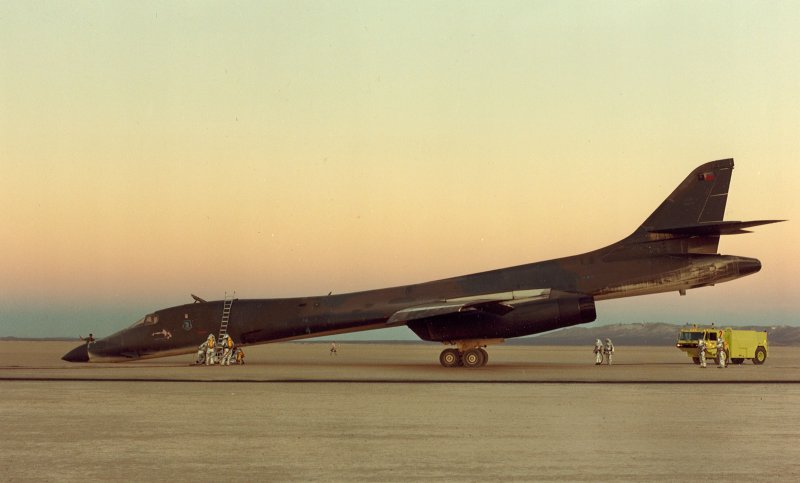 Самолет бомбардировщик b1 Lancer США