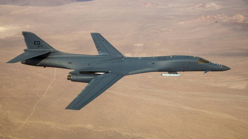 AGM-158 JASSM на бомбардировщике б-1ю