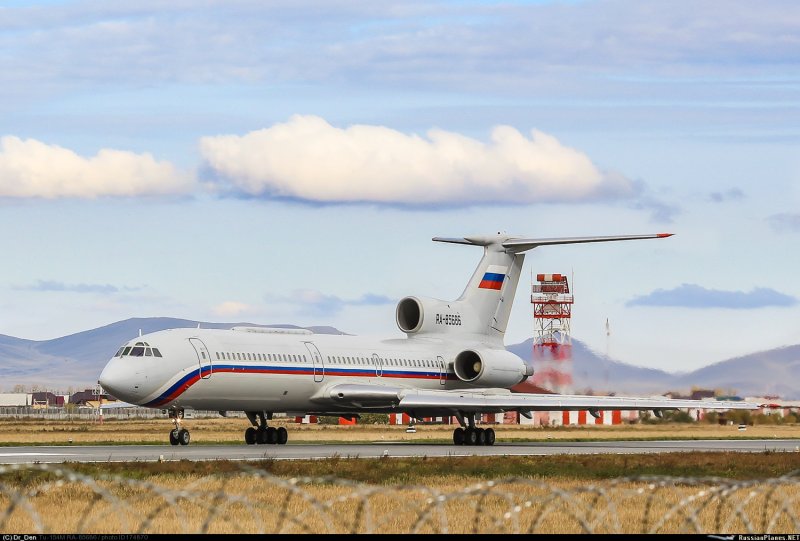 Самолет ту-154 на взлете