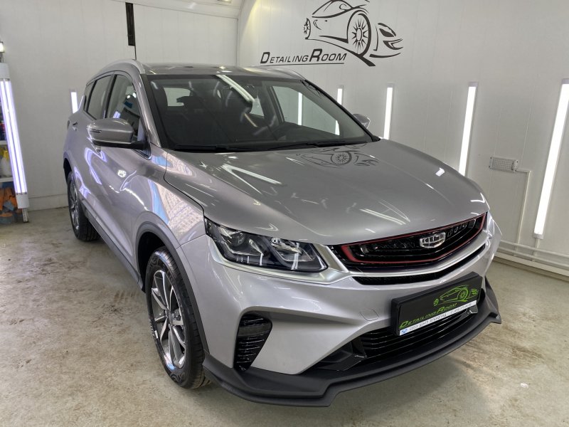 Geely Coolray серый