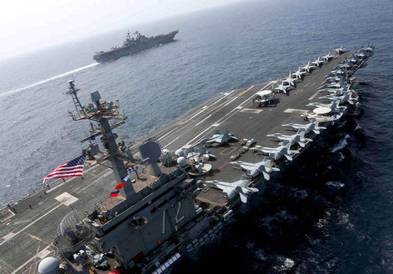 Авианосец Авраам Линкольн ВМС США