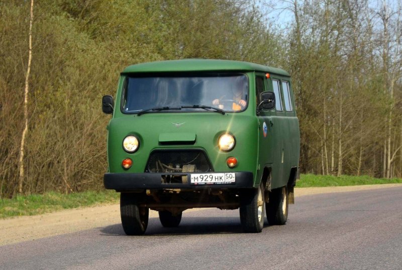 УАЗ 452 спереди