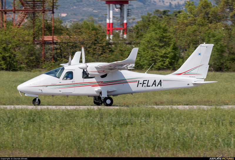 Airplane Tecnam p2006t